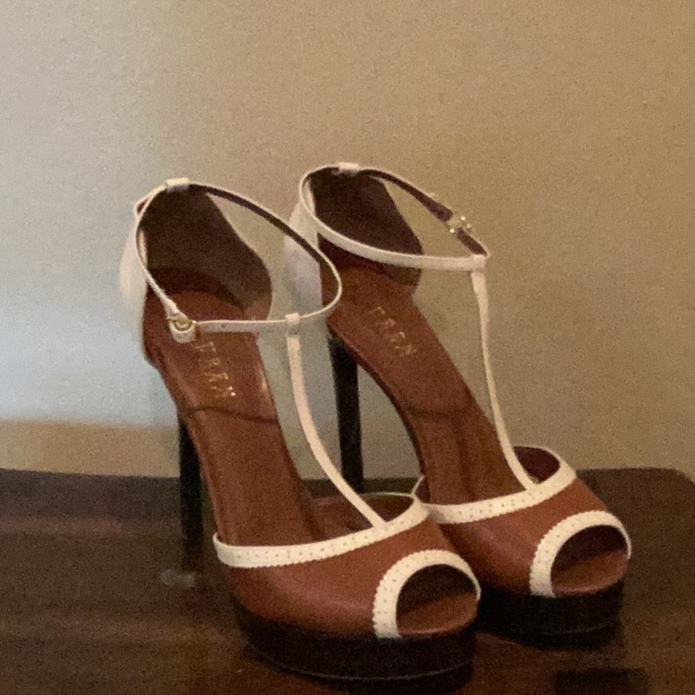 Ralph Lauren Classic 2 tone open toe pump. Sz 8.5